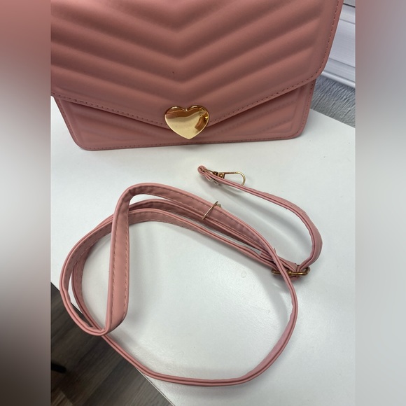 Pink Chevron Heart buckle purse - Picture 3 of 5